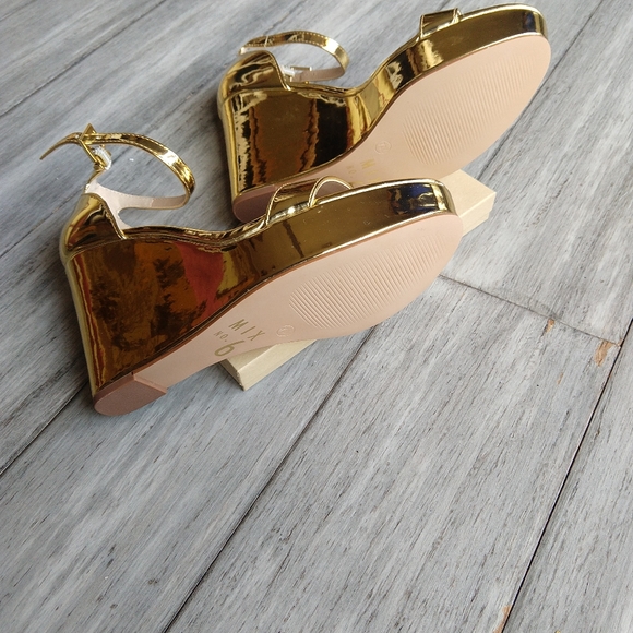 Mix No. 6 l Gold Metallic Sahi Wedge Sandal l Size 7 - Picture 3 of 9